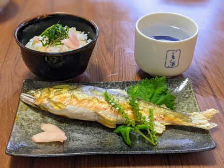 アユの塩焼きとショウガご飯と日本酒